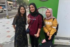 Fatemeh and Zainab meet their homestay mum in Busan